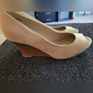Women's tan wedges